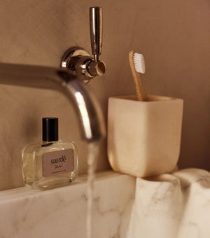 Flow Toothbrush Holder | Marshmallow by SAARDÉ (copy-of-saarde-flow-resin-toothbrush-holder-earth)
