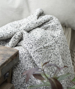 QUILT - Sand Beige/Black Flowers by IB LAURSEN (ib-laursen-quilt-sand-w-black-flowers)