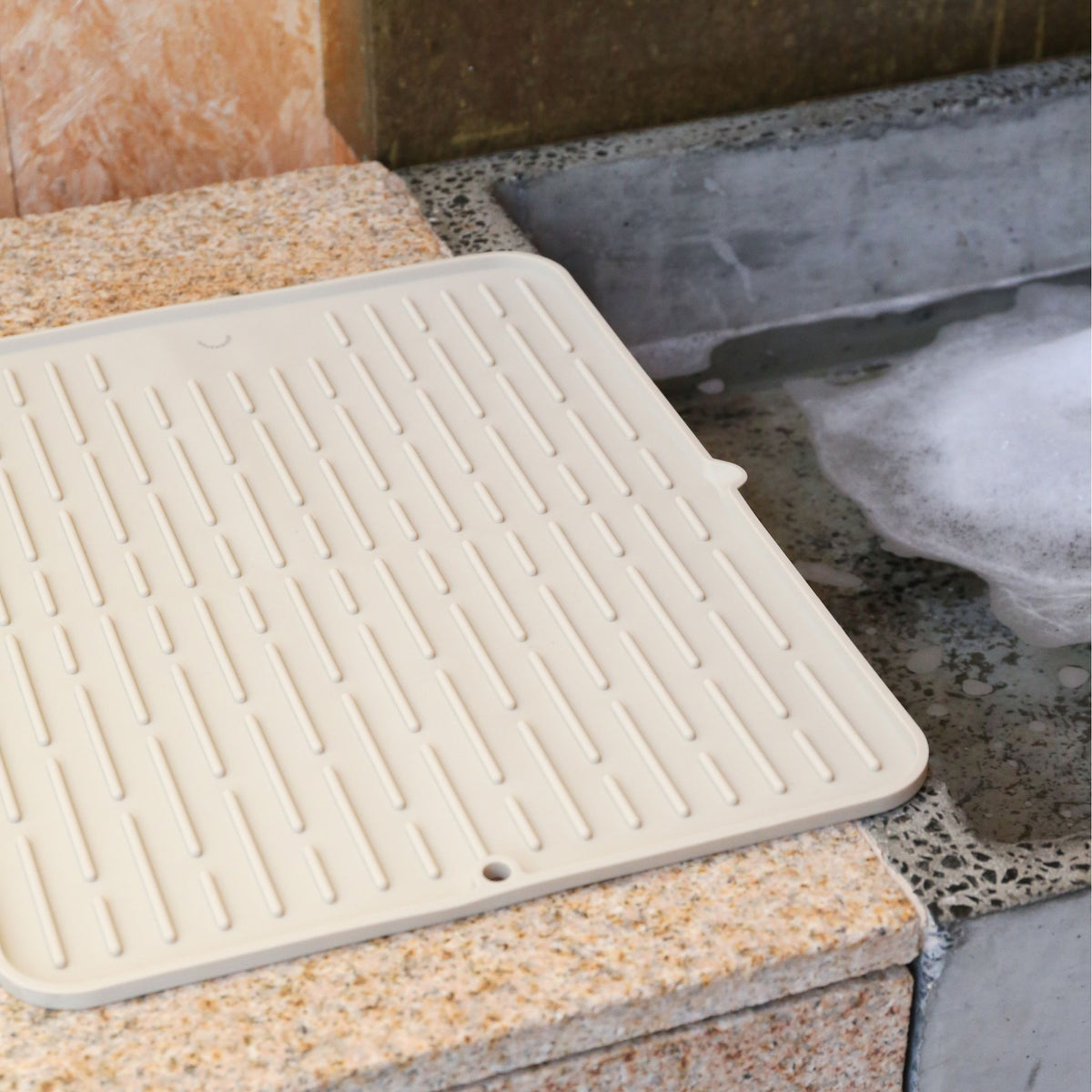 Folding Silicone Drying Mat L w/ Drainage Mouth | Sand by DESIGNSTUFF (folding-silicone-drying-mat-large-with-drainage-mouth-sand)