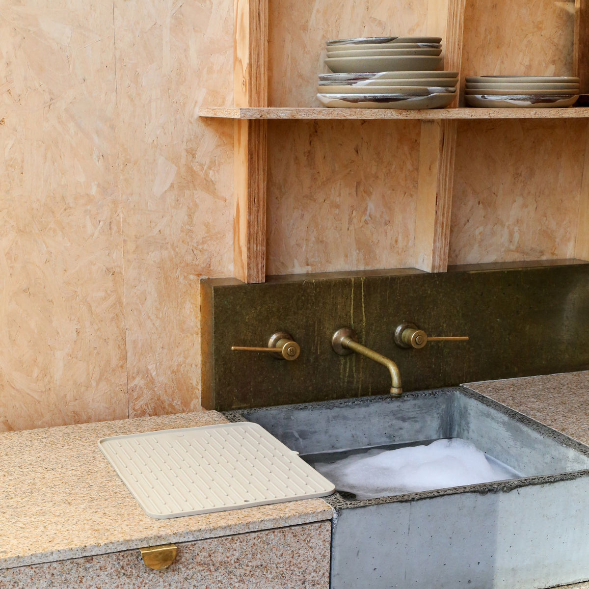 Folding Silicone Drying Mat L w/ Drainage Mouth | Sand by DESIGNSTUFF (folding-silicone-drying-mat-large-with-drainage-mouth-sand)