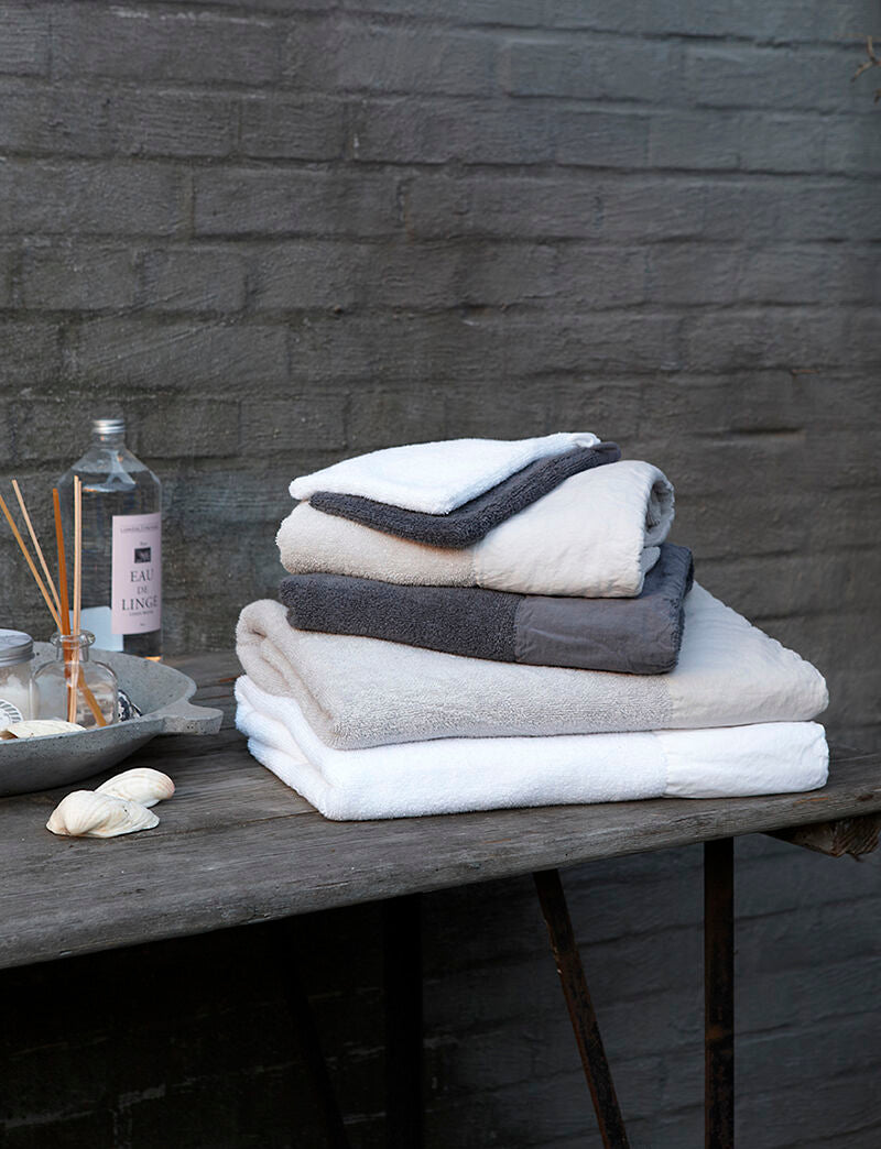 ANTIBES Washcloth Mit | Sand by HOME LINEN LABELS (home-linen-labels-antibes-16-21-cm-sand-washcloth)