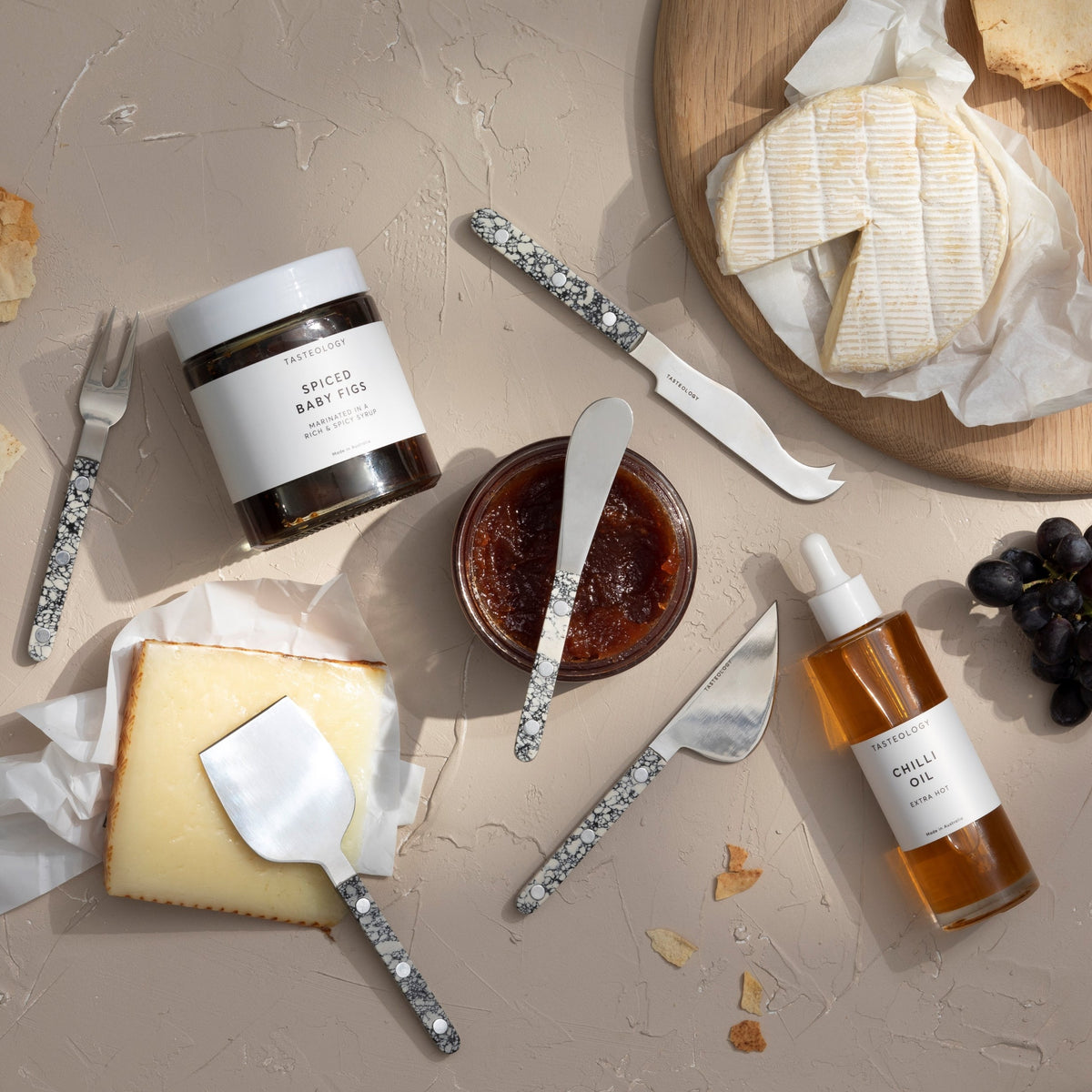 Resin Cheese Knives Set of 3 - Monochrome by TASTEOLOGY (cheese-knives-set-of-3-emerald)