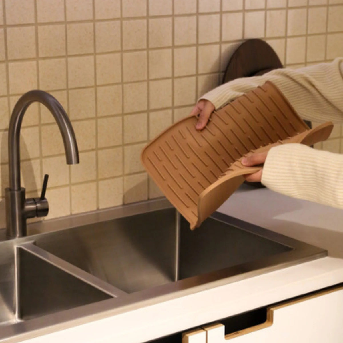 Folding Silicone Drying Mat L w/ Drainage Mouth | Camel by DESIGNSTUFF (folding-silicone-drying-mat-large-with-drainage-mouth-camel)