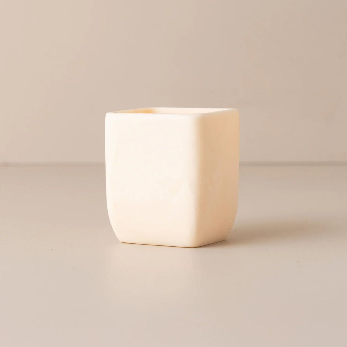 Flow Toothbrush Holder | Marshmallow by SAARDÉ (copy-of-saarde-flow-resin-toothbrush-holder-earth)