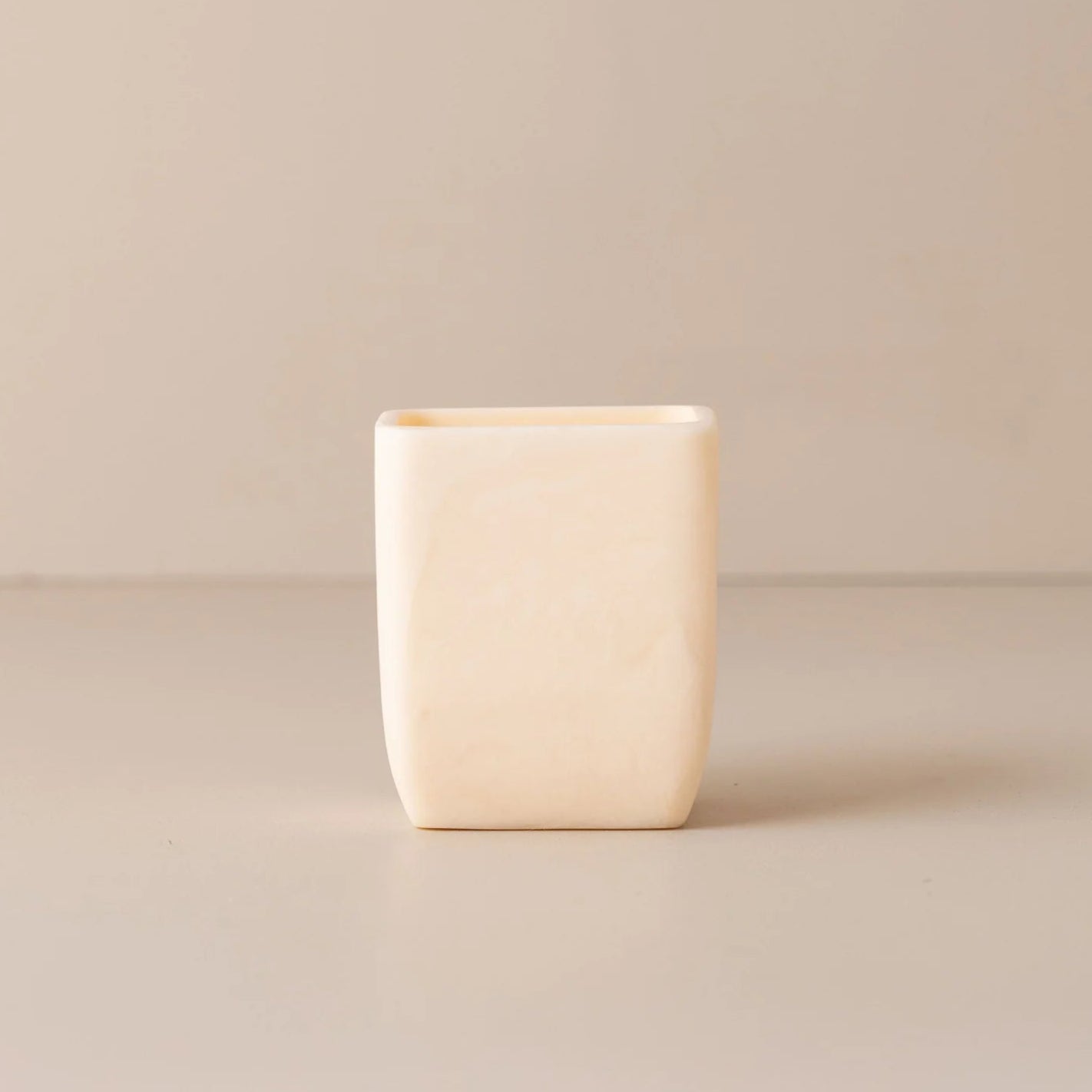 Flow Toothbrush Holder | Marshmallow by SAARDÉ (copy-of-saarde-flow-resin-toothbrush-holder-earth)
