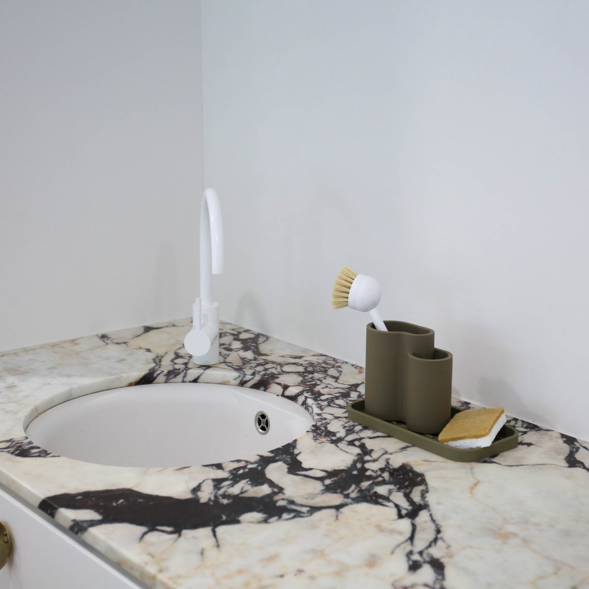 Sink Tray and Sponge Holder Silicone | Khaki by DESIGNSTUFF (sink-tray-and-sponge-holder-silicone-khaki-1)