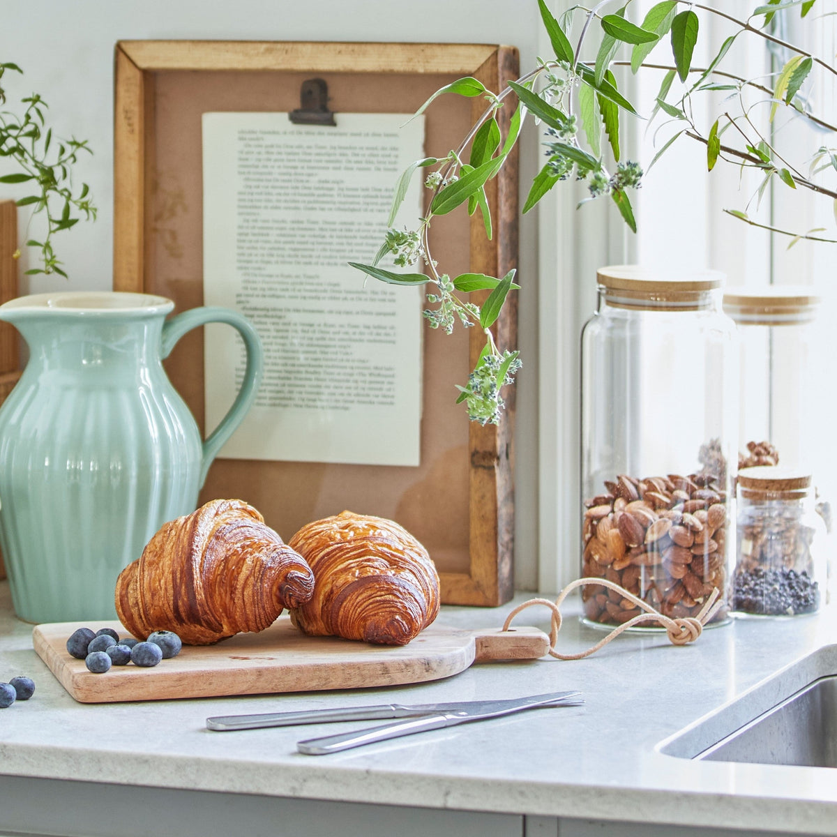 Cutting Board | Acacia by IB LAURSEN (ib-laursen-cutting-board-w-curved-top-and-short-handle)