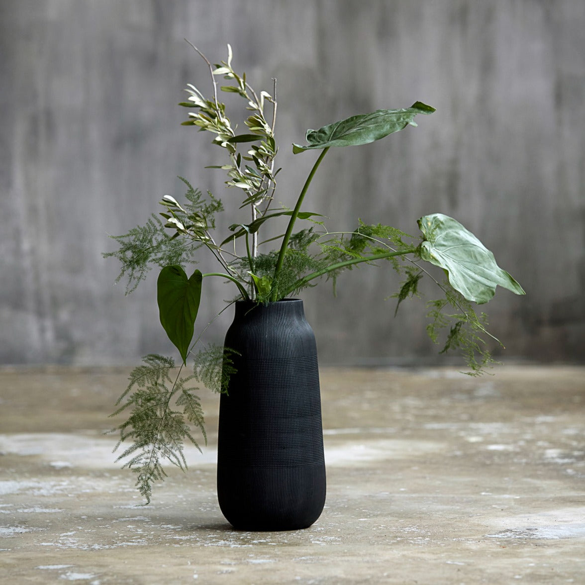 GROOVE Vase 35cm | Black by HOUSE DOCTOR (house-doctor-vase-groove-black-dp0340)