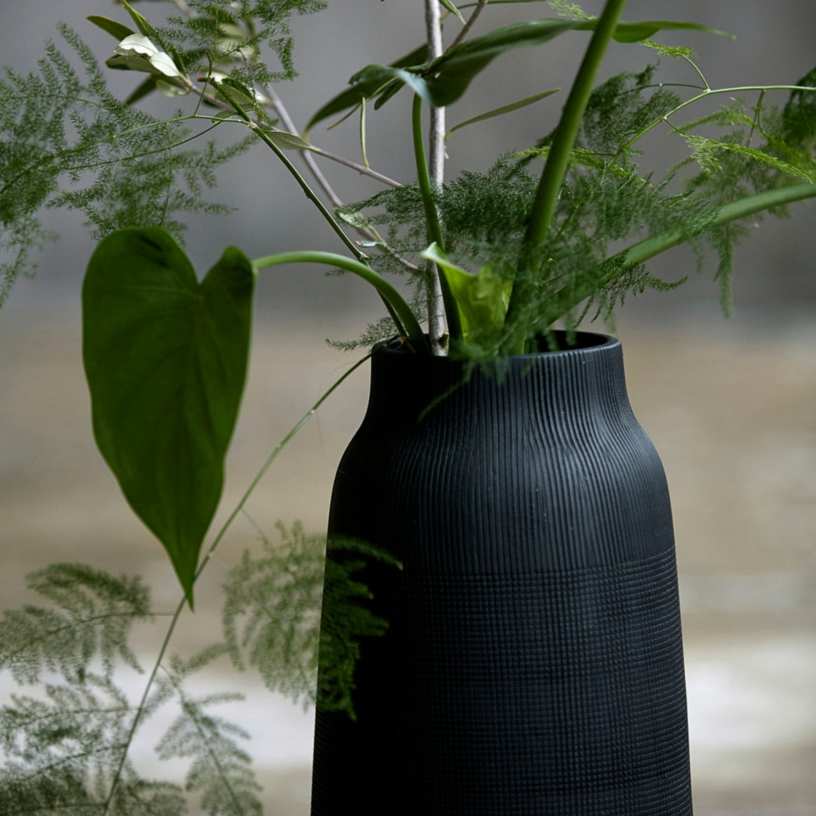 GROOVE Vase 35cm | Black by HOUSE DOCTOR (house-doctor-vase-groove-black-dp0340)