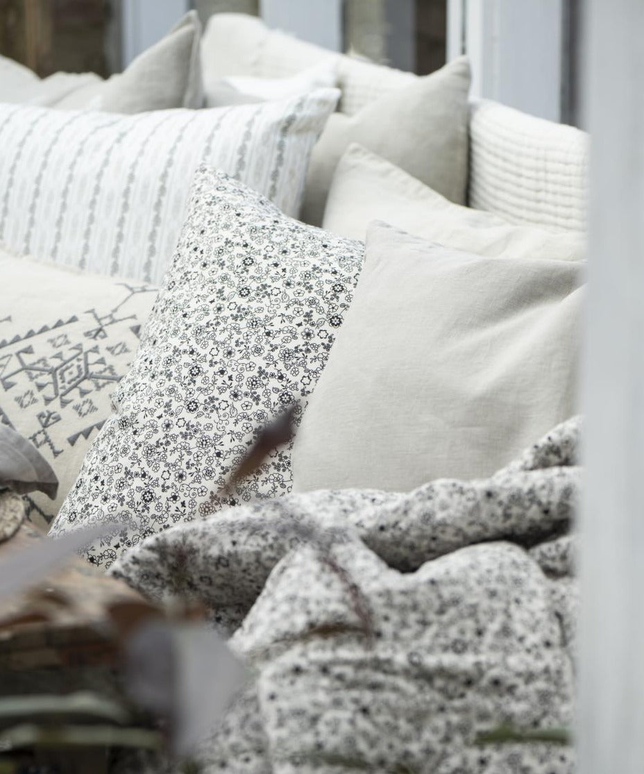 QUILT - Sand Beige/Black Flowers by IB LAURSEN (ib-laursen-quilt-sand-w-black-flowers)