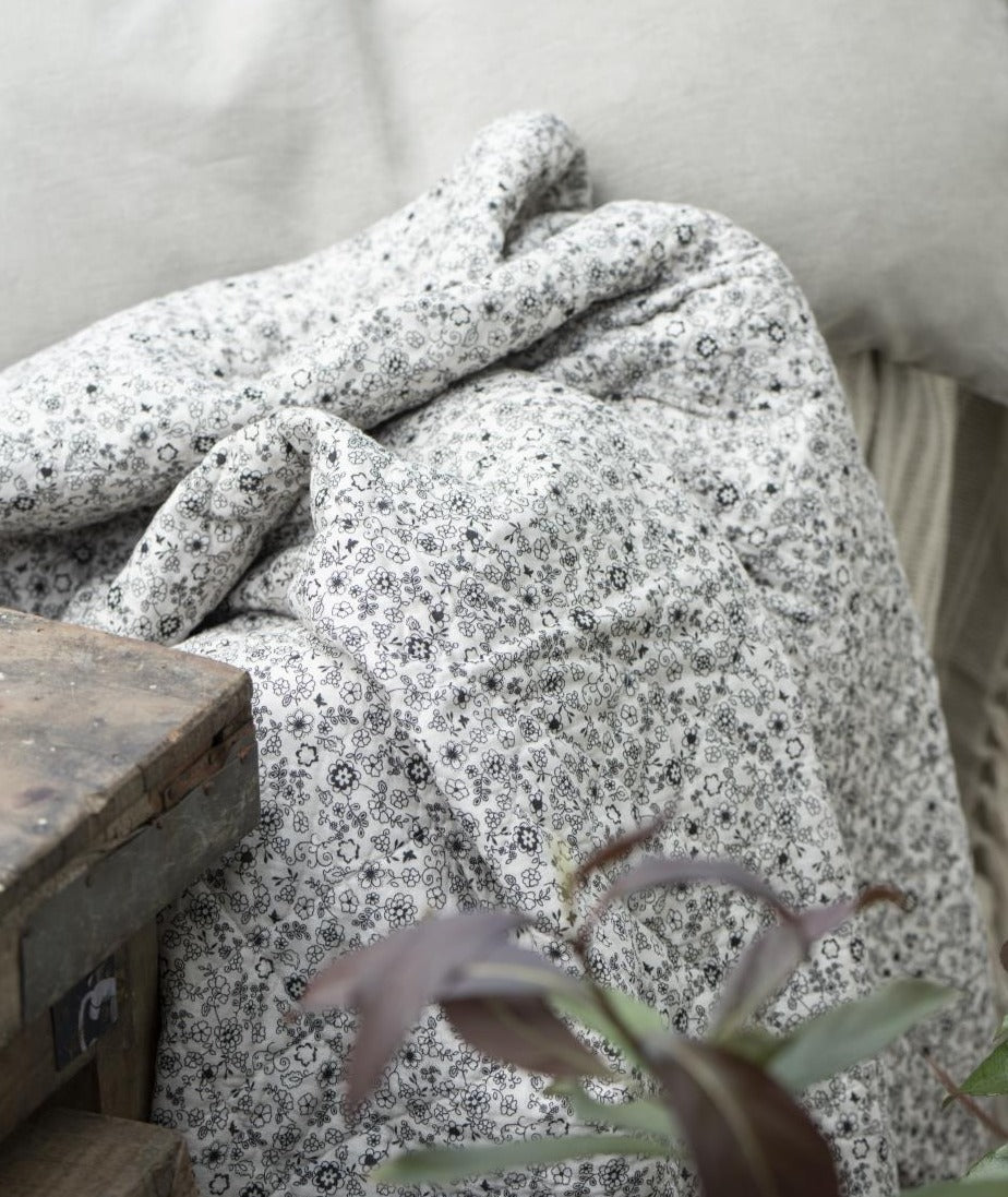 QUILT - Sand Beige/Black Flowers by IB LAURSEN (ib-laursen-quilt-sand-w-black-flowers)